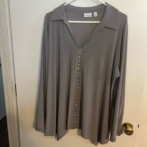 Grey long sleeve or 3/4 sleeve,V-neck with rhinestones down the front.Shirt tail